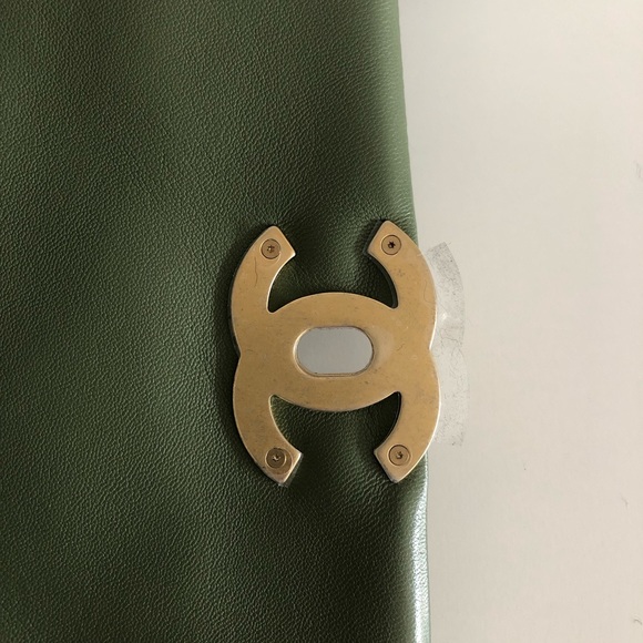 Brand new CHANEL small 19 green handbag - Picture 14 of 16